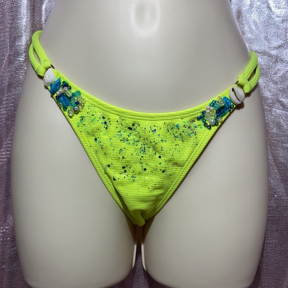 Bikini - Picture 5 of 7